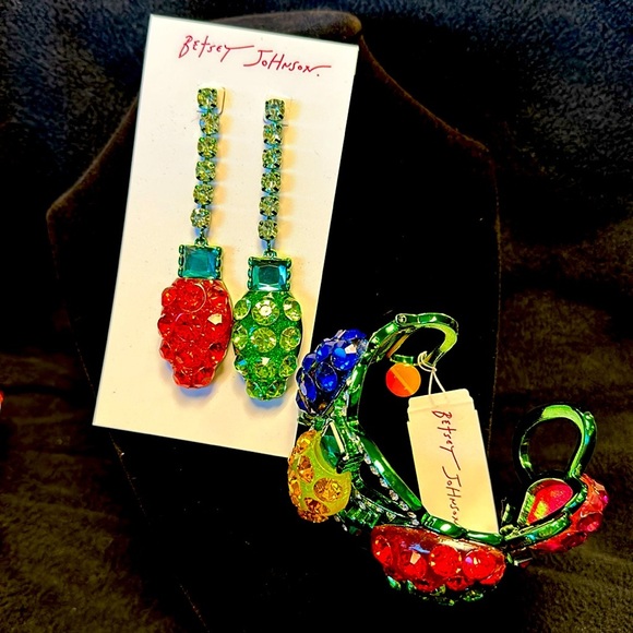 🎄NWT BETSEY JOHNSON EXQUISITE CHRISTMAS LIGHTS EARRINGS AND BANGLE SET!!🎄 - Picture 1 of 6
